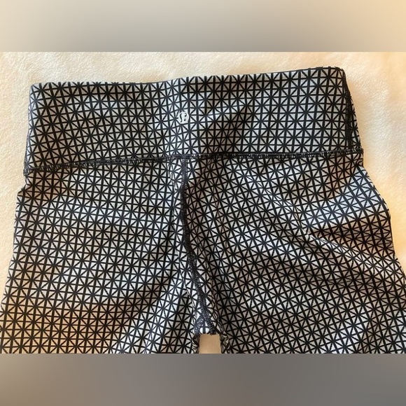Lululemon- Wunder Under Pant-  Tri Geo Silver Spoon Black- Size 6 - Picture 4 of 5